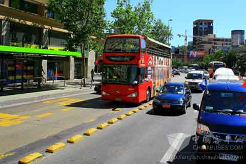 大金龙双层观光公交车行驶在圣地亚哥街头