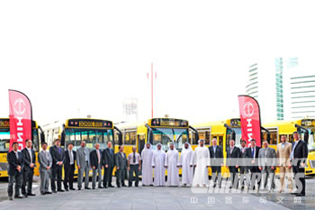 日野校车驶进阿