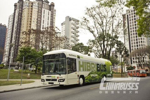 沃尔沃混合动力客车行驶在路上