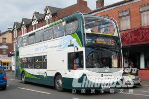 行驶在伦敦街头的双层客车