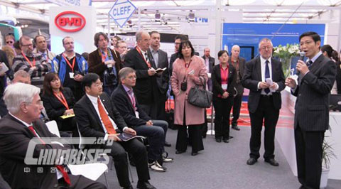 中国驻比利时大使廖力强在展会上亲自为中国客车企业推介产品