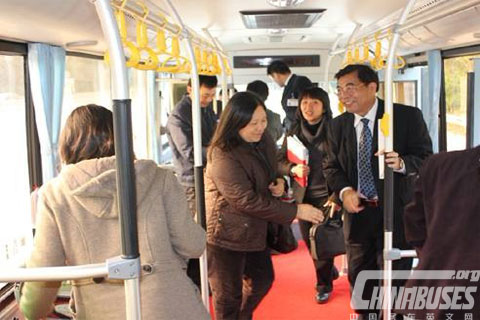 黄蔓红副局长等亲身体验五洲龙纯电动小巴爬坡试验