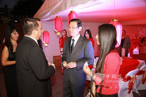 海格客车哥国营销代表向李长华大使介绍情况