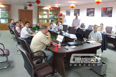 荷兰车辆认证机构“RDW”与中国恒天·百路佳客车人员商谈