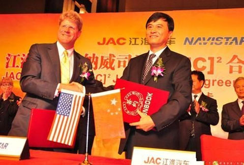 江淮汽车安进总经理与纳威司达集团发动机公司埃里克.泰克总裁握手