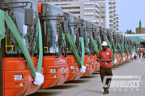 庆典仪式前，工作人员正在做最后的准备工作