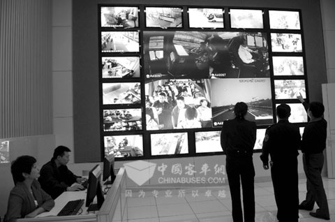 9月29日,山东省交通运输集团通过车载摄像头实时监控客车运营状况