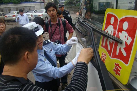 长沙:未贴新版校车专用标志的车不能上路