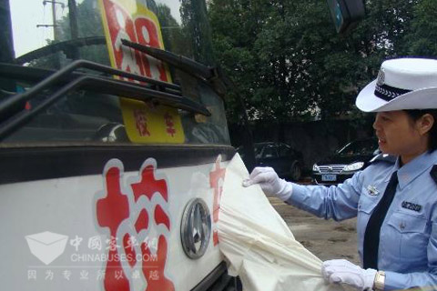 呼和浩特:首批统一标识校车上路