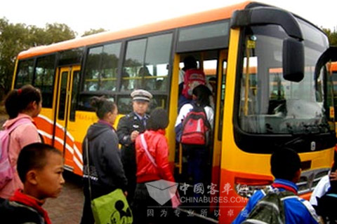 齐齐哈尔:政府"买单"  免费校车走进农村