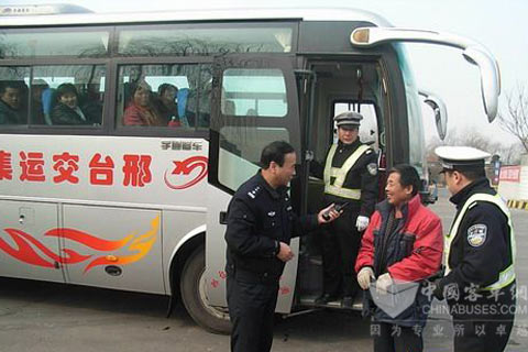 邢台高速交警加大对旅游客车管理力度