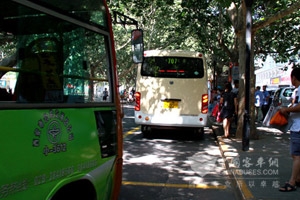 西安：公交车须进专用停车区上下客