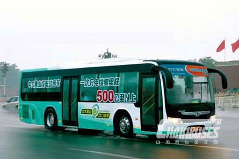 YCK6128BEVC  行驶在城市街头