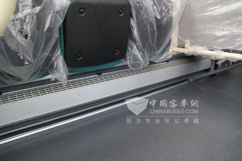 软性靠背，可停靠轮椅，防撞击；可折叠座椅，节省空间