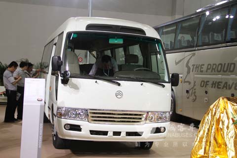 装配康明斯黄金动力的金旅考斯特客车