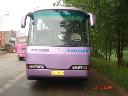 低价出售02年8成新尼奥普兰JNP6125A旅游车，座位47座，车况特好