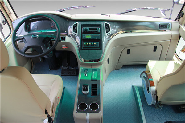 南京金龙NJL6806BEV客车（纯电动24-31座）