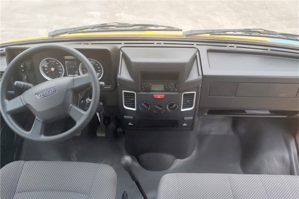 南京依维柯NJ5046XGCZ5A工程车（柴油国六6-9座）