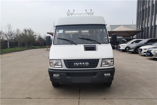 南京依维柯NJ5046XGCZ5A-2斗式车（柴油国六6-9座）