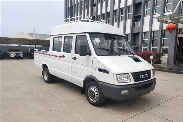 南京依维柯NJ5046XGCZ5A-2斗式车（柴油国六6-9座）