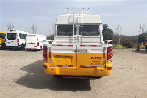 南京依维柯NJ5046XGCZA斗式工程车（柴油国六10-13座）