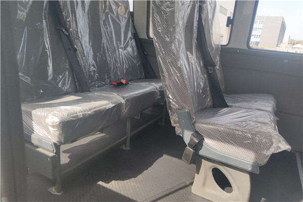 南京依维柯NJ5046XGCZA-1斗式工程车（柴油国六10-13座）