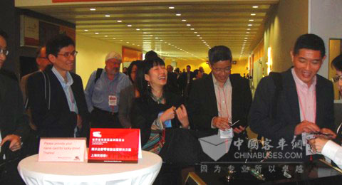 420多名代表愉快地步入推介会会场