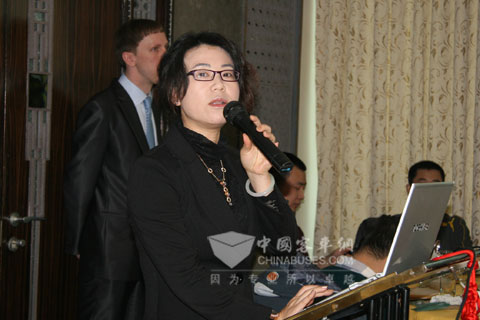 上海万耀企龙展览有限公司副总经理胡宇红发言