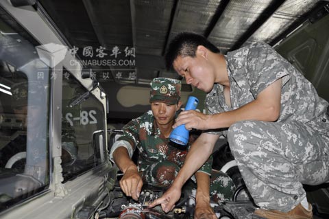 东风康明斯服务工程师工作中