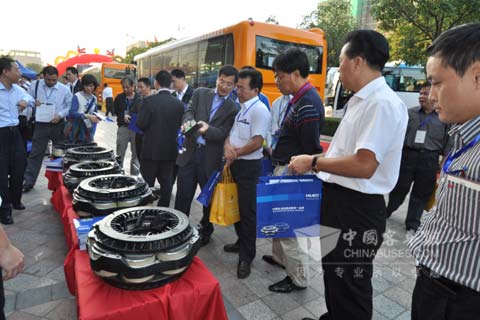 各运输公司领导参观华越展台