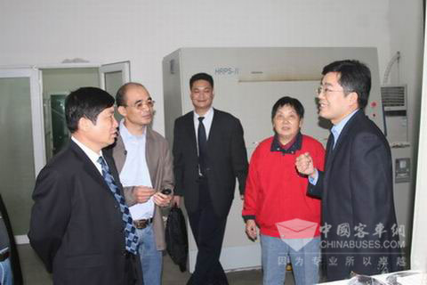 玉柴集团公司董事局副主席李天生（左一）等参观华中科技大学实验室