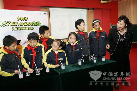 来自北京的儿童教育专家周又红给孩子们上课