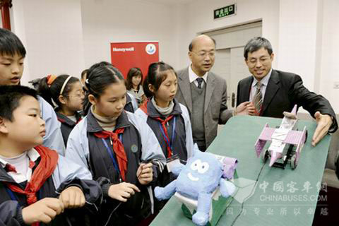 霍尼韦尔举办“2009学生车模设计挑战赛”现场
