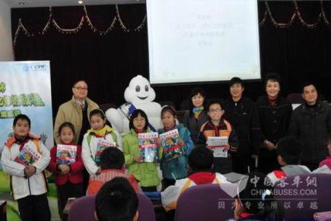 米其林轮胎先生和嘉宾们给孩子们赠送环保书籍