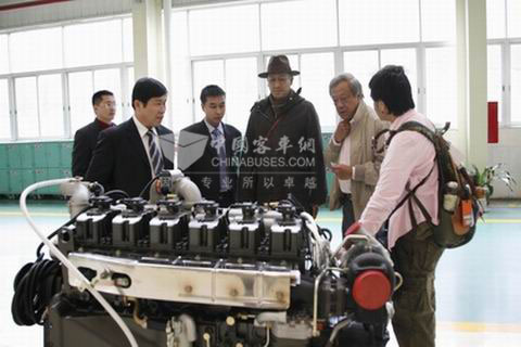 李天生（左二）陪同拿督斯里纳兹里（左三）参观玉柴生产线