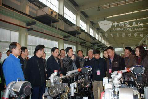 晏平为驻桂十一届全国人大代表视察团讲解