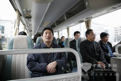 参与“低碳节能高效发动机装车试运行”发布会的全体嘉宾乘坐安装YC6J350-40柴油机的试验车