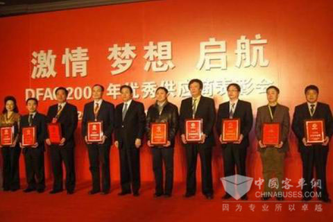 东风朝柴总经理赵庄在表彰会上领奖