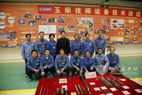 玉柴集团董事会主席、技师协会名誉会长晏平（后排左四）勉励技师并与技师们合影