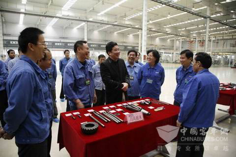 玉柴集团董事会主席、技师协会名誉会长晏平勉励技师并与技师们合影