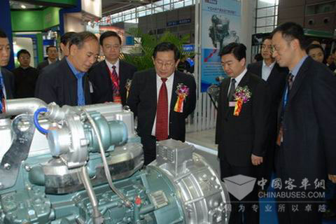全国政协副主席、科技部部长万钢(前排右三)参观玉柴YCHPT混合动力系统