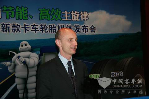 米其林(中国)投资有限公司高级副总裁夏茂廷介绍米其林绿色节油轮胎XZA 2 Energy与XTE 2现场