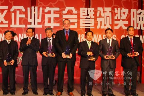 康博立博士（中间）代表FPT菲亚特动力科技出席并领奖