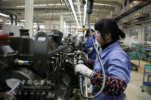 春节期间玉柴生产车间内一派忙碌景象