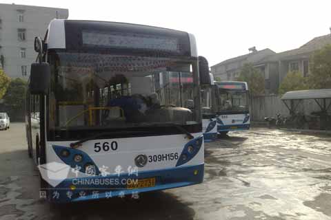 短暂休班后整装待发的公交车