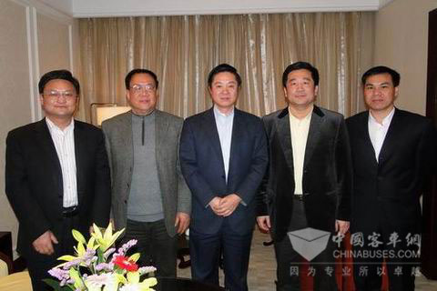 会见期间刘奇葆（中）与晏平（右二）等亲切合影