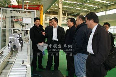 大连机车董事长孙喜运（左三）在常柴总经理何建光（左一）陪同下参观试制车间