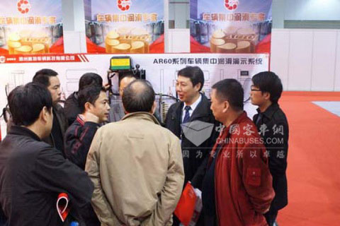 深圳运发代表团莅临奥特展台