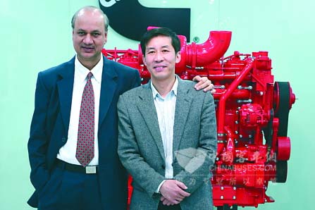 重庆康明斯发动机有限公司总经理辛德力（左）、中方总经理夏洪彬