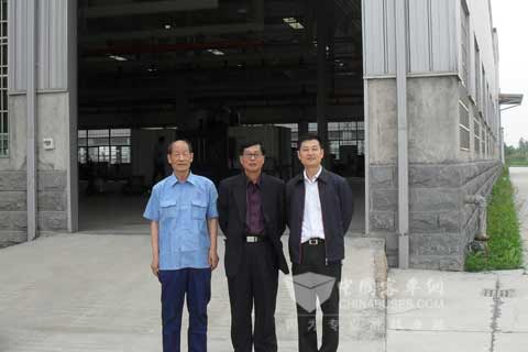 李世豪主任在华越董事长、总工程师陪同下参观华越新工厂